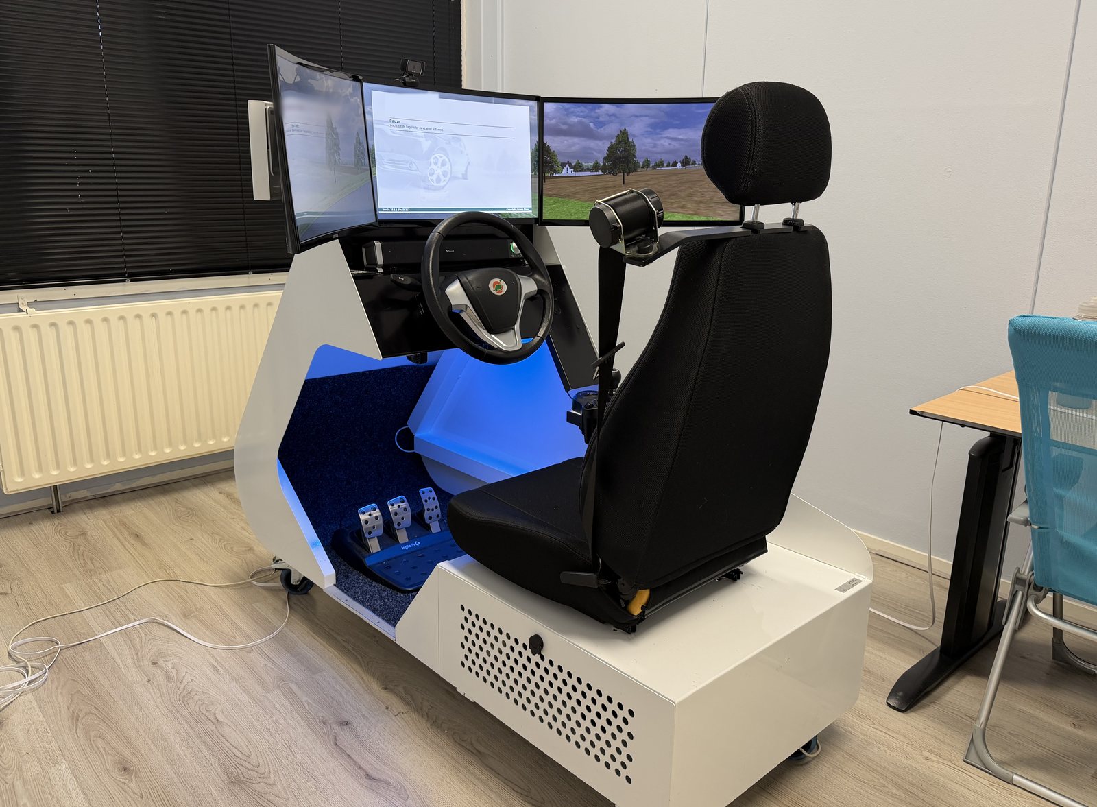 Rijsimulator van Rijschool Bliksem in Den Helder met drie schermen, stoel, stuur en pedalen